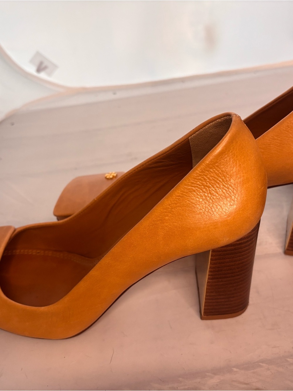Tory Burch tan Yardley Leather square Toe Pumps w/ Gold Logo size 10 M - Picture 5 of 10